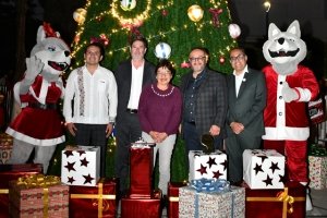 Enciende la Rectora Lilia Cedillo el Árbol de Navidad en el área de la Salud