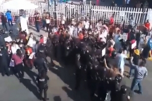 Granaderos de Puebla disuelven protesta de trabajadores del ISSSTE