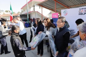 Niñas y niños de Santa Cruz Xonacatepec en Puebla capital reciben donativo de mochilas y útiles escolares