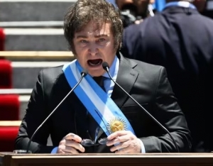 A diferencia de México, Javier Milei no tiene ni pensado aumentar el salario mínimo en Argentina