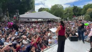 Abarrota &ldquo;La Bonita&rdquo; S&aacute;nchez el Z&oacute;calo al registrarse en proceso interno de Morena