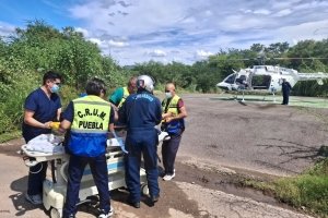 Con traslado m&eacute;dico a&eacute;reo de Acatl&aacute;n a Tehuac&aacute;n, gobierno estatal asegura atenci&oacute;n oportuna