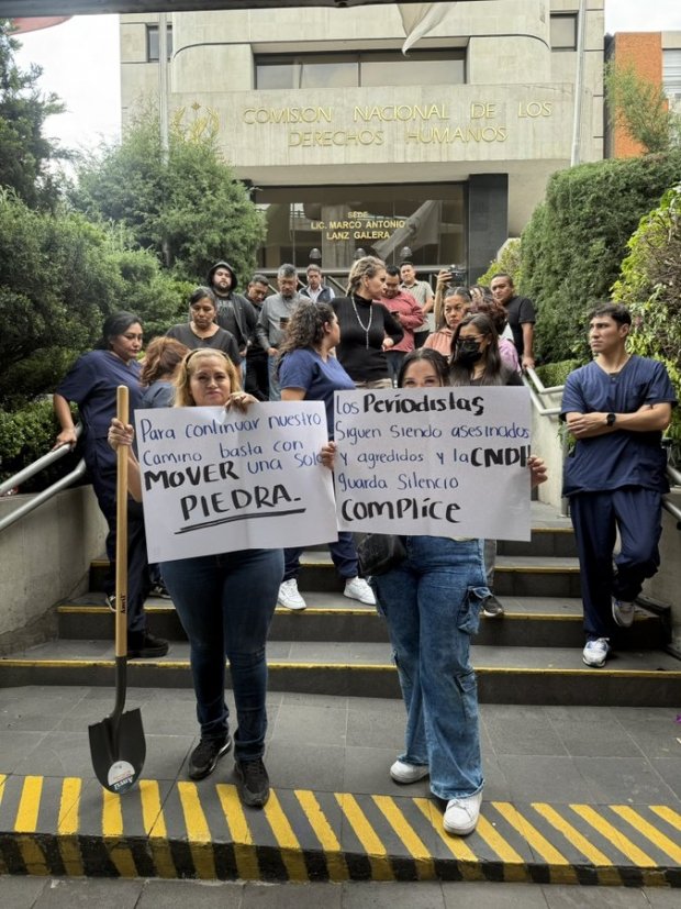 Ceci Flores confronta a la CNDH con una pala: Logra mesa de diálogo tras tensa protesta