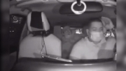 Pasajero de Uber intenta salir del coche sin fijarse en la carretera: la puerta es arrancada por otro automóvil