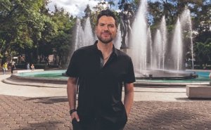 Mauricio Mart&iacute;nez habla de sus cinco batallas contra el c&aacute;ncer y su vida en Broadway: &ldquo;M&aacute;s me vale hacer que valga la pena&rdquo;