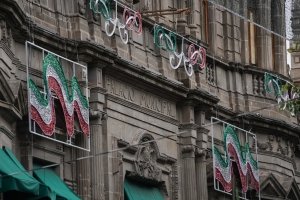 Instala Gobierno de la Ciudad adornos conmemorativos a las Fiestas Patrias