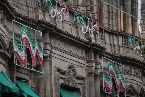 Instala Gobierno de la Ciudad adornos conmemorativos a las Fiestas Patrias