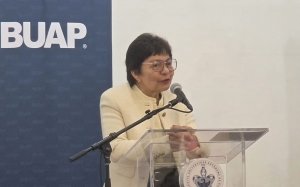 Lilia Cedillo desea &eacute;xito a aspirantes que presentan examen de admisi&oacute;n en la BUAP