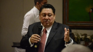 Amenaza colaborador del fiscal Uriel Carmona con arma a guardia y sale a las 6 horas