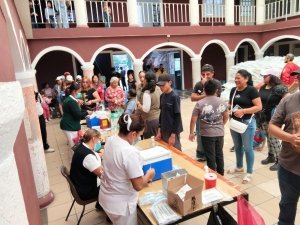 IMSS-Bienestar y Gobierno Estatal mantienen vacunaci&oacute;n en mercados y plazas
