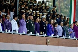 Sheinbaum reconoce a mujeres de las Fuerzas Armadas durante el 8M