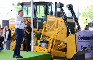 Gobierno estatal transforma los 217 municipios con m&oacute;dulos de maquinaria