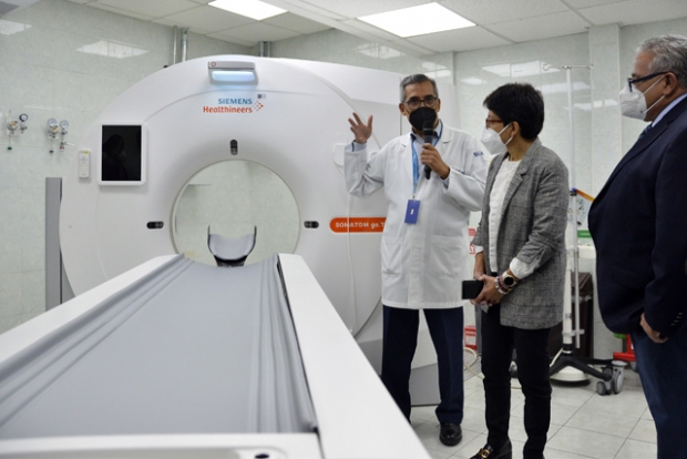 Entrega Lilia Cedillo nuevo equipo de tomografía al HUP