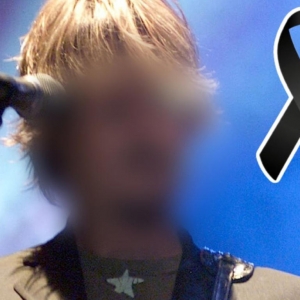 Muere famoso cantante tras sufrir caída en el baño; fue encontrado 5 días después