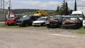 Descubre FGE cinco veh&iacute;culos robados en corral&oacute;n irregular de Tehuac&aacute;n