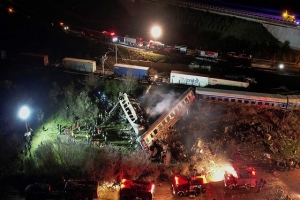 Al menos 36 muertos y 85 heridos en choque de tren en Grecia