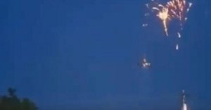 Avi&oacute;n con pasajeros evita ser derribado por pirotecnia durante festejos patrios, as&iacute; se vio el momento