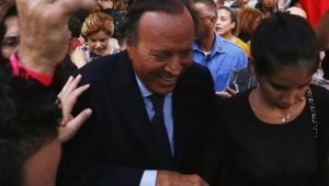 Caso Julio Iglesias: Gobierno espa&ntilde;ol analiza retirarle la Medalla de Bellas Artes por acusaciones