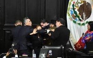 Se agarran a golpes &#039;Alito&#039; Moreno y Fernández Noroña en el Senado