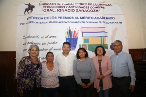 Eduardo Rivera entrega reconocimientos a hijos de trabajadores de servicio de limpia