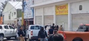 FGE realiza operativo en la 46 Poniente en busca de autopartes robadas