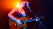 De cancelar su sue&ntilde;o en Londres a triunfar en Netflix con &ldquo;El secreto del r&iacute;o&rdquo;: ella es Maya Burns