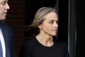 Jueza acusada de ayudar a inmigrante a evadir al ICE recibe una inusual reprimenda p&uacute;blica