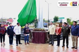 Céspedes entrega asta bandera monumental y supervisa obras