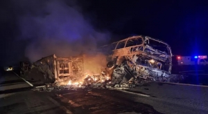 ¡Fatal accidente! Choque de autobús de pasajeros y tráiler en la Mazatlán-Culiacán deja, al menos, 22 muertos