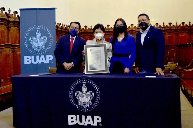 Entrega Lilia Cedillo Premio Ceneval al Desempeño de Excelencia a egresados de la BUAP