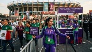 &iquest;C&oacute;mo es trabajar gratis para la FIFA? La realidad de los voluntarios en el Mundial de M&eacute;xico