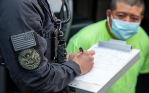 EU planea perseguir a las empresas que empleen migrantes indocumentados porque &#039;los explotan&#039;