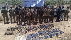 Detienen a 13 Presuntos Integrantes del Crimen Organizado con Armas y Equipo T&aacute;ctico en Sinaloa