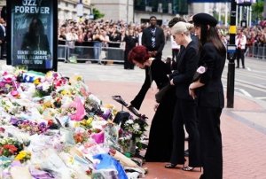 Despiden a Ozzy Osbourne con emotivo cortejo fúnebre encabezado por su viuda Sharon