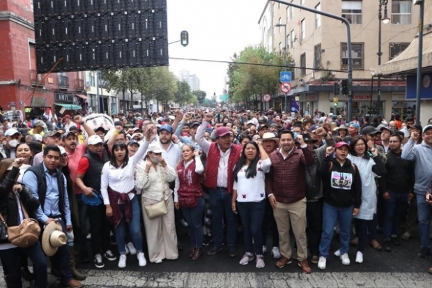 15 mil poblanos marcharon en la CDMX para refrendar apoyo a AMLO