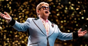 Elton John fue trasladado de emergencia al hospital tras un accidente doméstico en Niza