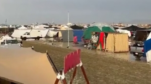 ¿Qué pasó en el Festival Burning Man? Investigan una muerte y miles se quedan atrapados tras las fuertes lluvias