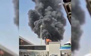 Ataque con misil en aeropuerto de Riad, Arabia saudita, deja decenas de heridos