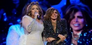 Gloria Trevi y Jacqie Rivera rinden homenaje a Jenni Rivera en el Auditorio Nacional; la celebraci&oacute;n reuni&oacute; a 10 mil fans
