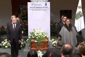 AMLO rinde homenaje a Miguel Barbosa en Puebla