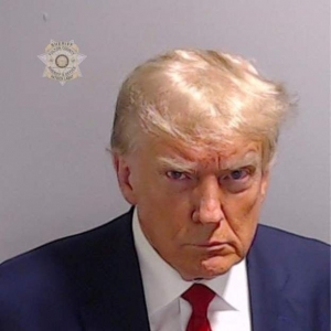 La insólita foto policial del expresidente Trump tras entregarse a la Justicia en una prisión en Georgia
