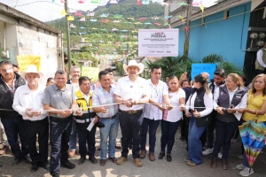 Tras contingencia por lluvias, gobernador Armenta cumple con m&oacute;dulo de pavimentaci&oacute;n en Sierra Norte