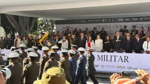 Armenta encabeza Desfile C&iacute;vico-Militar por el 216 aniversario de la Independencia en Puebla