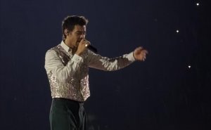 Harry Styles agradece 16 a&ntilde;os de carrera; "esto buscaba, bailar con amigos y extra&ntilde;os"