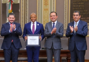 Por labor a favor de comunidad migrante, Puebla reconoce a alcalde de Nueva York