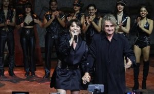 Alejandra Guzm&aacute;n rompe la placa de "Malinche" en pleno festejo de aniversario