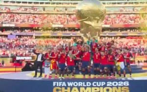Recibe Espa&ntilde;a la copa original solo durante la premiaci&oacute;n