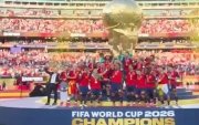 Recibe Espa&ntilde;a la copa original solo durante la premiaci&oacute;n