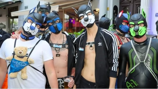 Personas disfrazadas como perros se hacen virales por convención a ladridos en Alemania