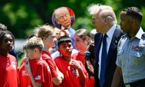 Trump da macabro mensaje a ni&ntilde;os; su rostro se 'descompone' y reaviva teor&iacute;a de la conspiraci&oacute;n
